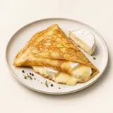 Crêpe fine au camembert, préparée