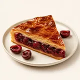 Torta di ciliegie, fatta in casa, cotta nel forno (pasta sfoglia)